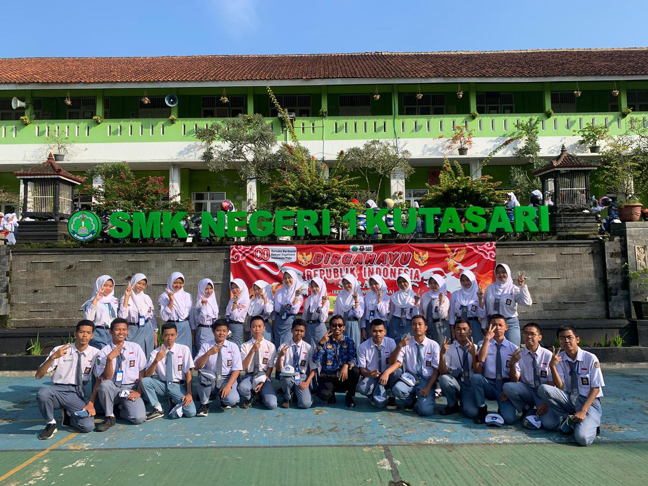 Siswa 112.cloudclass berfoto bersama pada kegiatan HUT Republik Indonesia saat masa kelas XI